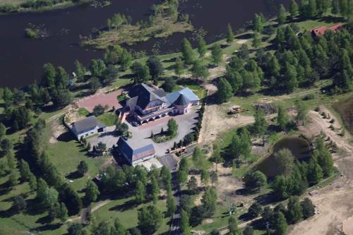 widok z powietrza na duży dom na wyspie w obiekcie Szlachecki Dwór w mieście Miastko