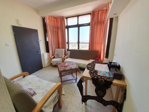 ein Wohnzimmer mit einem Sofa und einem Fenster in der Unterkunft Apartment of Aamer(old city) in Nazareth