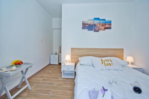 1 Schlafzimmer mit einem weißen Bett, einem Schreibtisch und einem 6 x 6 cm großen Bett. in der Unterkunft Sweet Dreams in Hvar