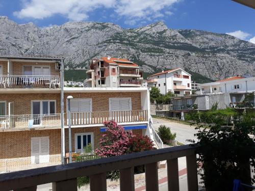 Blick auf eine Stadt mit Bergen im Hintergrund in der Unterkunft Apartmani i soba Andrijasevic in Makarska