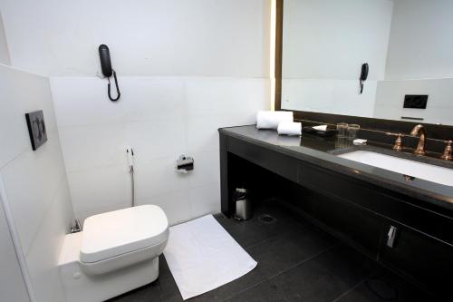 Ein Badezimmer in der Unterkunft LEMARQ
