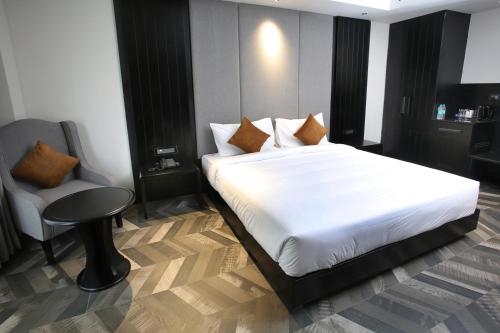 Ein Bett oder Betten in einem Zimmer der Unterkunft LEMARQ