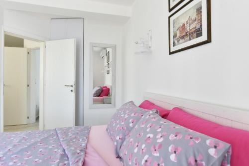 a bedroom with a pink bed and a pink couch at Hajdi in Kamenari