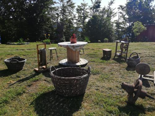 a fountain in the middle of a yard with baskets at Vikendica RANKOVIĆI in Mokra Gora