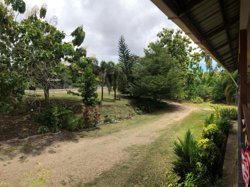 Taman di luar RTMS Guesthouse Semporna