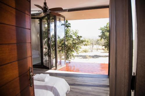 ベラ・ベラにあるKuwisa Lodgeのベッド1台付きの部屋、景色を望むドア
