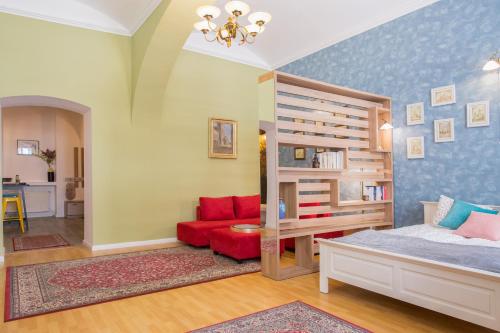 um quarto com um beliche e um sofá vermelho em City Light Apartment em Timisoara