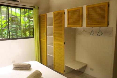 Tempat tidur dalam kamar di Casa Cerise Beachfront