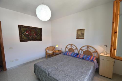 Schlafzimmer mit einem Bett, einem Tisch und Stühlen in der Unterkunft AGAVE in Marina di Campo