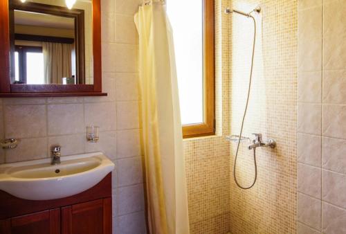 Un baño de Molivos Sunset Apartments