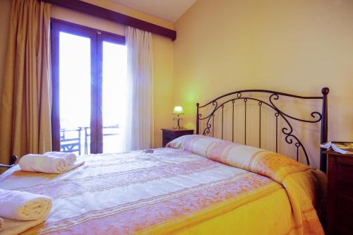 Postel nebo postele na pokoji v ubytování Molivos Sunset Apartments