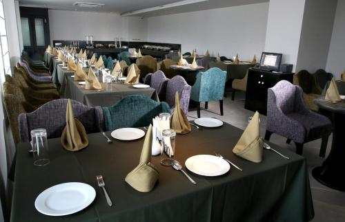 Ein Restaurant oder anderes Speiselokal in der Unterkunft LEMARQ 