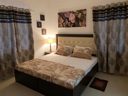Ένα ή περισσότερα κρεβάτια σε δωμάτιο στο Sagar Niwas - Furnished short stay flats 1BHK and 2BHK