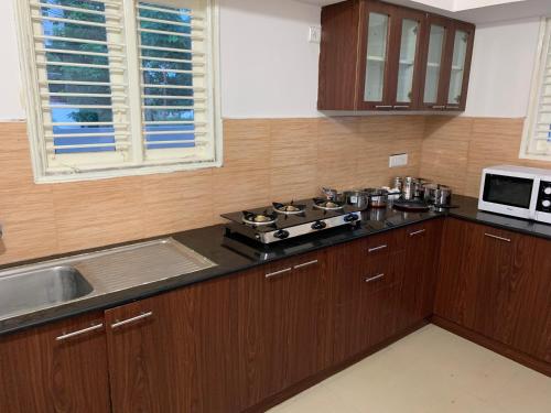 Η κουζίνα ή μικρή κουζίνα στο Sagar Niwas - Furnished short stay flats 1BHK and 2BHK