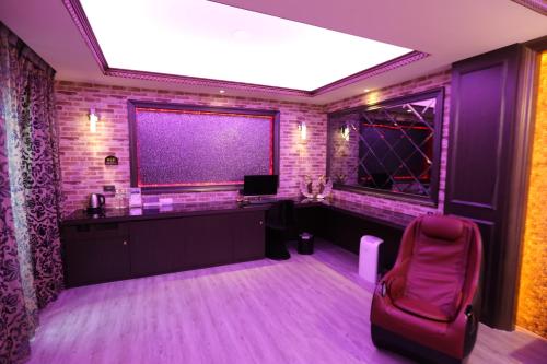 a purple room with a desk and a chair at Yosemite Motel - Taiyuan Branch in Taichung