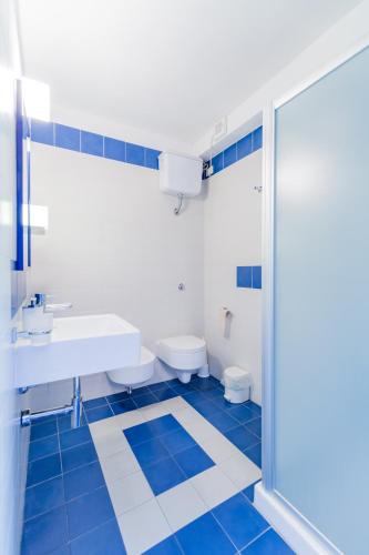 Un baño de Four Rooms