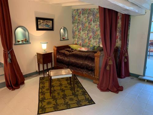 Postel nebo postele na pokoji v ubytování Alfred et George - Le Gîte