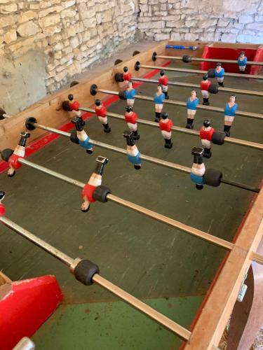 un groupe de personnes jouant au ping-pong dans l'établissement Alfred et George - Le Gîte, à Sainpuits