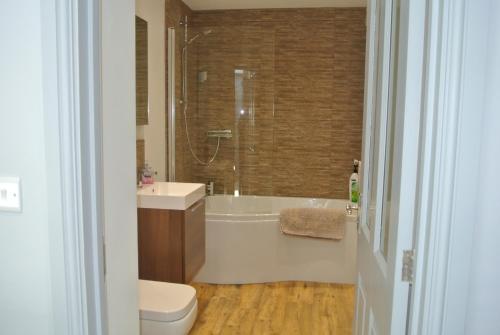 ein Badezimmer mit einer Badewanne, einem Waschbecken und einem WC in der Unterkunft Higher Brockwell Annexe in Wootton Courtenay