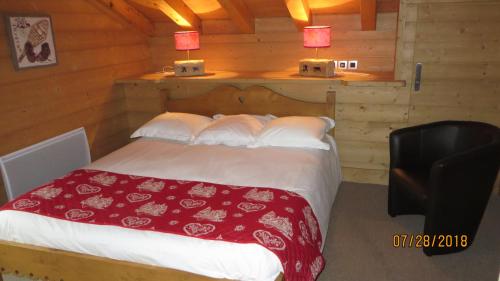 une chambre avec un lit dans une cabane en rondins dans l'établissement Alpine Lodge 9, aux Contamines-Montjoie