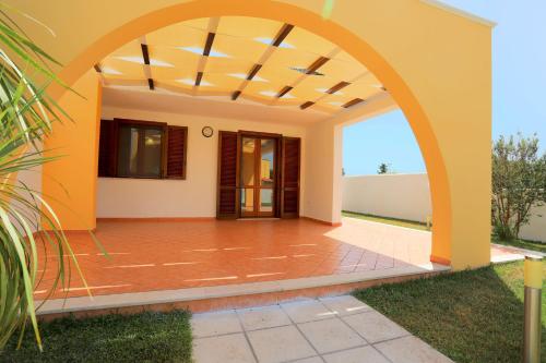a view of the entrance to a house with an archway at Villetta Mirtillo by TerraSalento in Torre dell'Orso