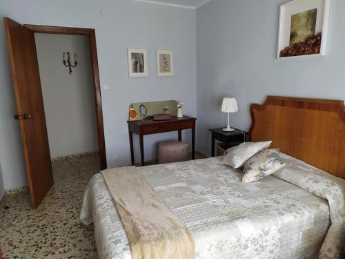 1 dormitorio con 1 cama grande y 1 mesa en Casa Rural Villa de Ambel, en Ambel