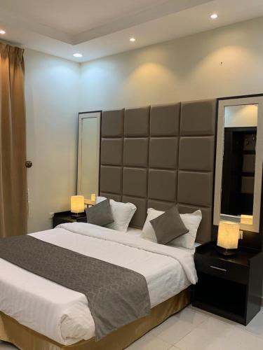 Postel nebo postele na pokoji v ubytování Ladera Hotel Tanomah