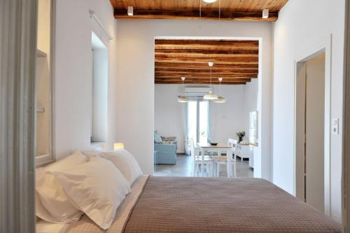 Un dormitorio con una cama y un comedor. en Kalivitis Boutique House, en Zefiría
