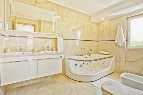 Bilik mandi di Villa My Soul