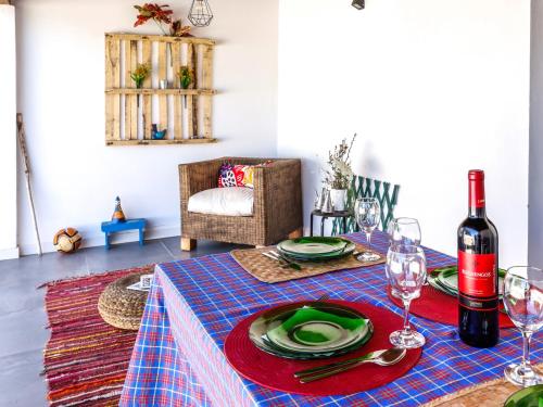una mesa de comedor con una botella de vino tinto en Casa da Fonte / Fountain House, en Monsaraz