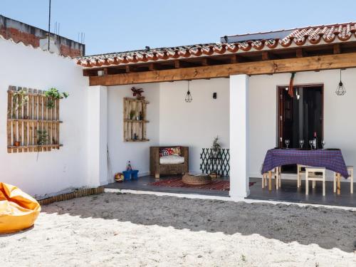 un patio de una casa con mesa y chimenea en Casa da Fonte / Fountain House, en Monsaraz