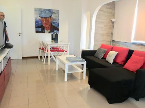 卡帕里卡海岸的住宿－Brisa de Mar apartamento Costa da Caparica，客厅配有沙发和桌子