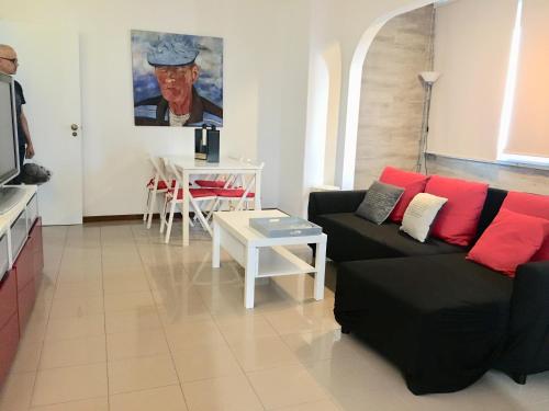 uma sala de estar com um sofá e uma mesa em Brisa de Mar apartamento Costa da Caparica em Costa da Caparica