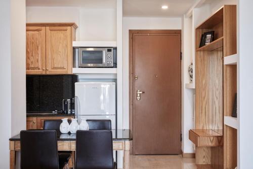 A kitchen or kitchenette at Chic One Bd Apartment with Hilton View