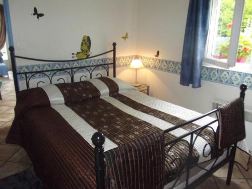 sypialnia z łóżkiem w pokoju w obiekcie Gite De La Riviere w mieście Wissant