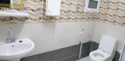 Ein Badezimmer in der Unterkunft Duqm Suites