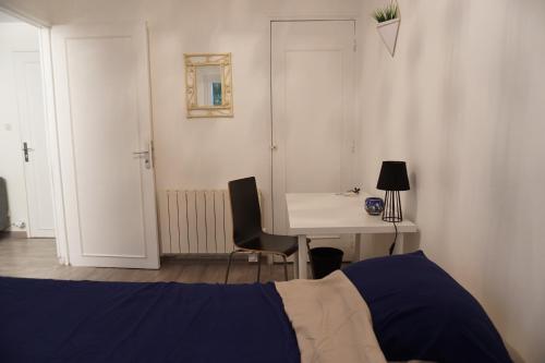 une chambre avec un lit, un bureau et une table dans l'établissement Bel Appartement Spacieux bien situe Parking Gratuit, à Montpellier