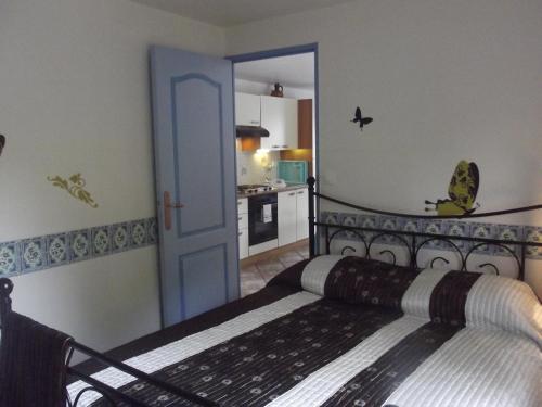 sypialnia z łóżkiem i drzwi do kuchni w obiekcie Gite De La Riviere w mieście Wissant
