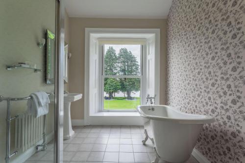 A bathroom at Mansion House Llansteffan