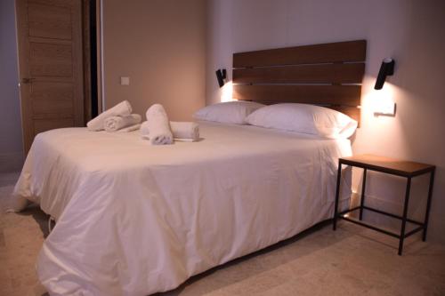 Postel nebo postele na pokoji v ubytování Chacón Apartments & Suites