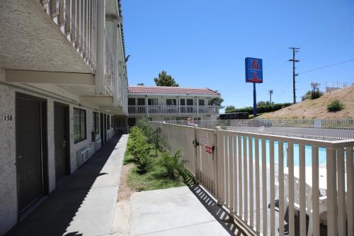 Bazén v ubytování Motel 6-Barstow, CA nebo v jeho okolí