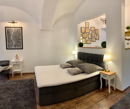 A bed or beds in a room at Frank Apartman Deluxe