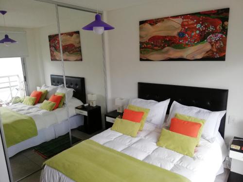 1 dormitorio con 2 camas y espejo en Apartamento Palermo Soho Tango & WiFi en Buenos Aires