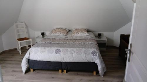 sypialnia z łóżkiem, dwoma stołami i drabiną w obiekcie La Vignellerie du Lac w mieście Hommes