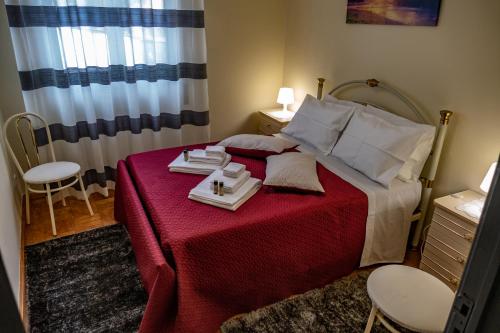 Un dormitorio con una cama con dos bandejas. en TUACASA en Mirandela