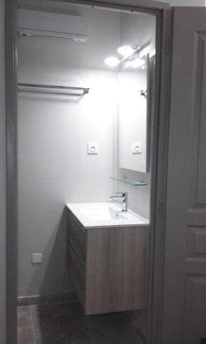 La salle de bains est pourvue d'un lavabo et d'un miroir. dans l'établissement ST REMY DE PROVENCE PROCHE CENTRE VILLE - Parking privé, à Saint-Rémy-de-Provence