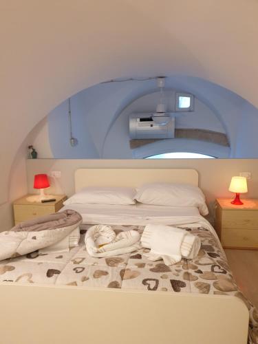 a bedroom with a bed with two towels on it at Lo scrigno dei sogni in Polignano a Mare