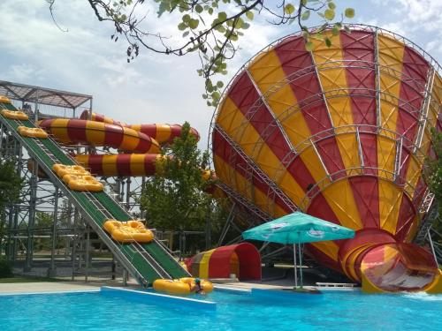un parque acuático con un tobogán y un globo de aire caliente en Apartment Villa Panorama, en Tesalónica