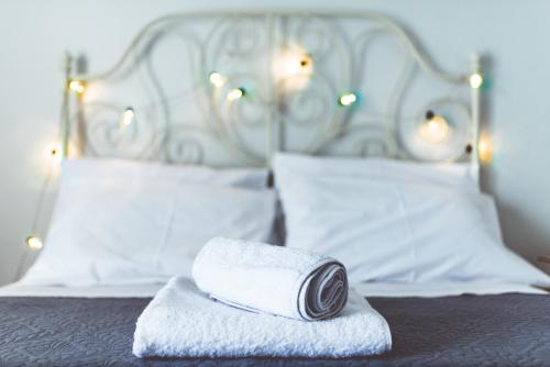 een bed met een rol handdoeken erop bij Comfy & Relaxing Apartment in Thessaloniki