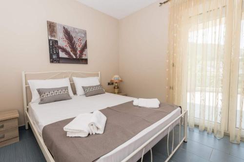 Un pat sau paturi într-o cameră la Geka's apartment